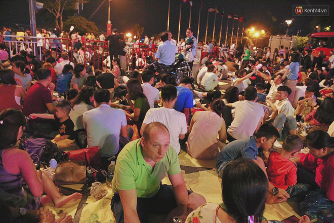 Pháo hoa rợp trời đêm giao thừa, cả nước hân hoan chào đón năm mới Kỷ Hợi 2019