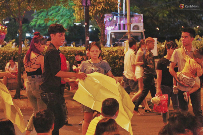 Pháo hoa rợp trời đêm giao thừa, cả nước hân hoan chào đón năm mới Kỷ Hợi 2019