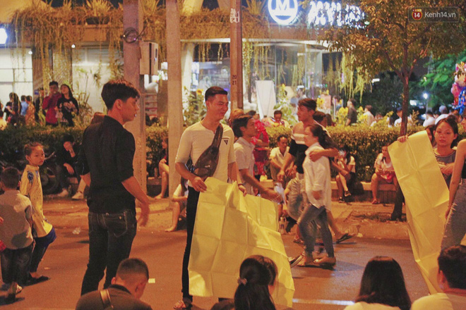 Pháo hoa rợp trời đêm giao thừa, cả nước hân hoan chào đón năm mới Kỷ Hợi 2019