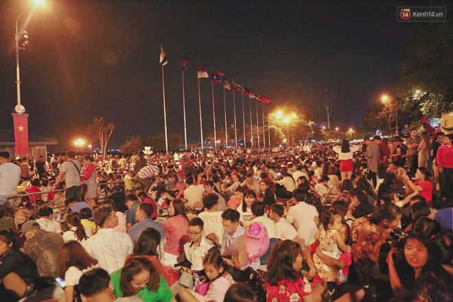 Pháo hoa rợp trời đêm giao thừa, cả nước hân hoan chào đón năm mới Kỷ Hợi 2019