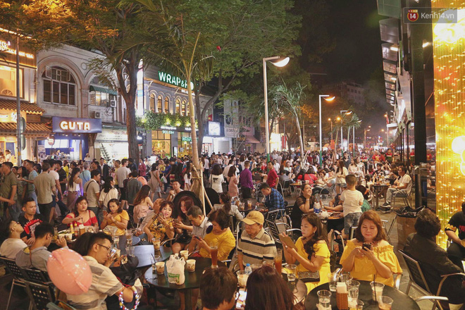 Pháo hoa rợp trời đêm giao thừa, cả nước hân hoan chào đón năm mới Kỷ Hợi 2019