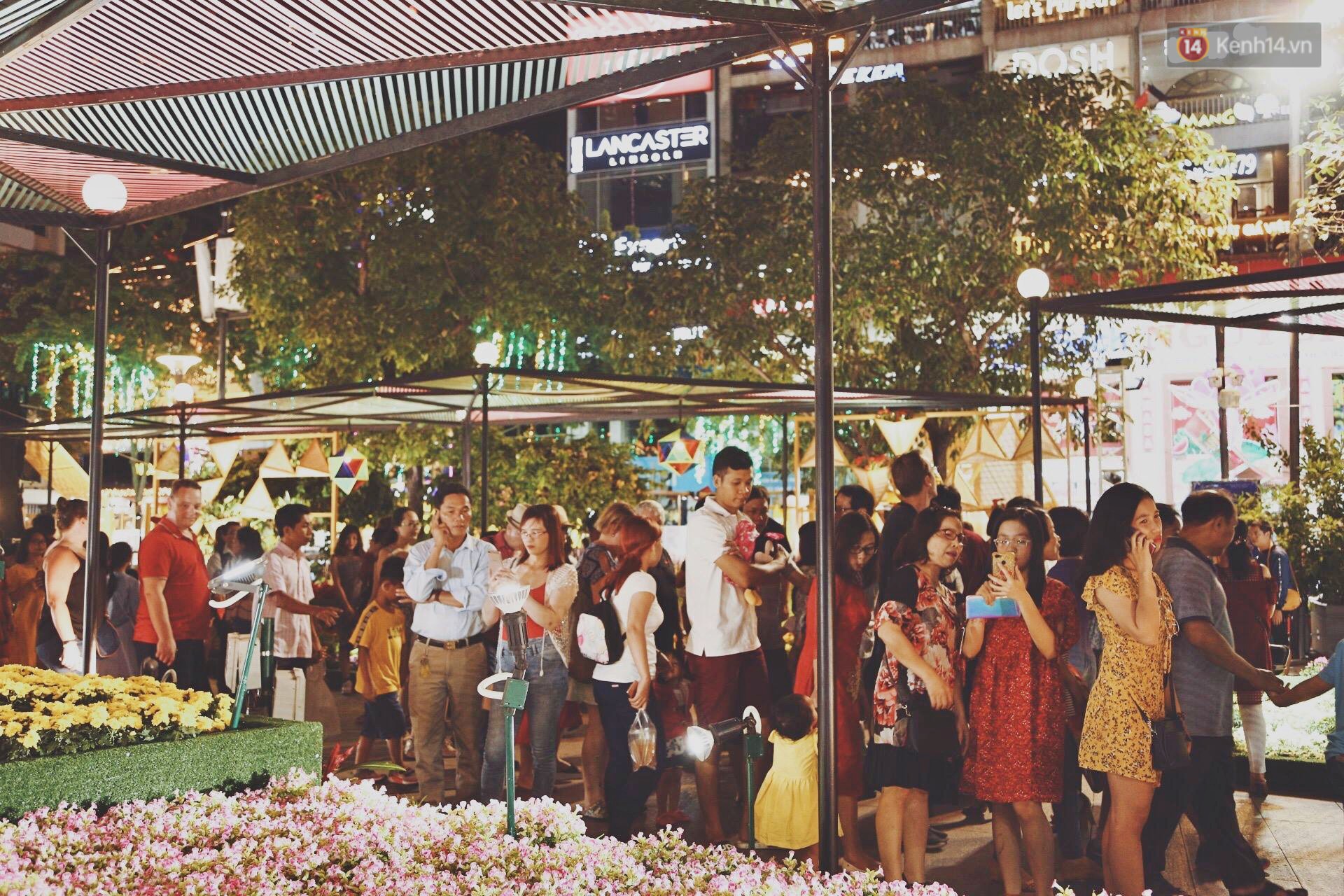 Pháo hoa rợp trời đêm giao thừa, cả nước hân hoan chào đón năm mới Kỷ Hợi 2019