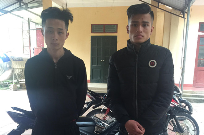 Hai thanh niên ném pháo vào trụ sở công an huyện