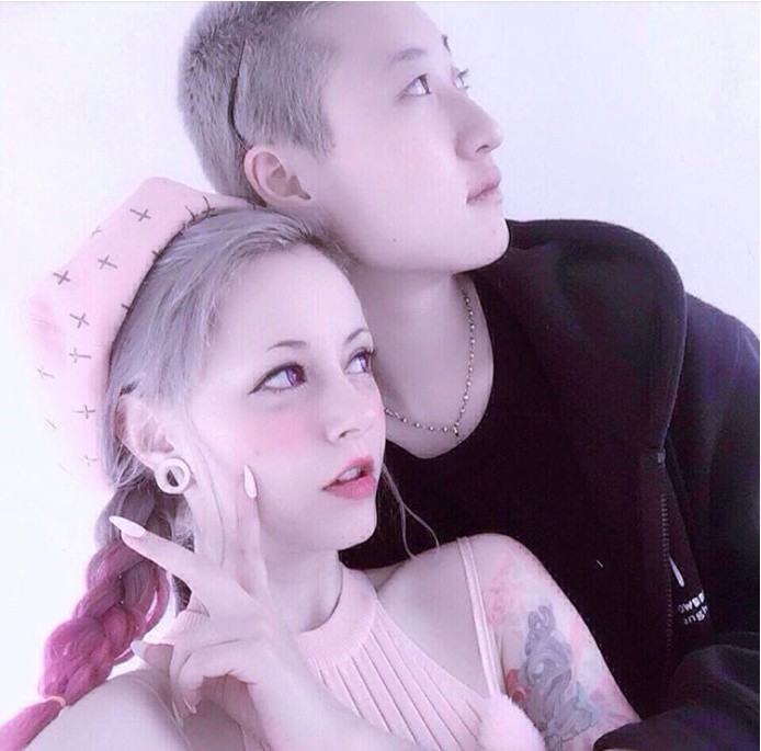 30 Tết biến vẫn căng: Vợ hờ Thành Long đăng loạt ảnh nhạy cảm, chỉ trích thái độ lười nhác của con dâu đồng tính