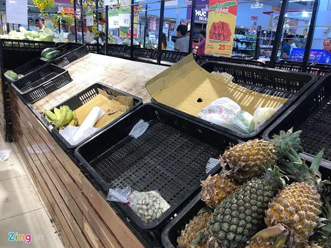 Siêu thị chưa đến giờ đóng cửa 30 Tết, người Sài Gòn đã vét sạch hàng