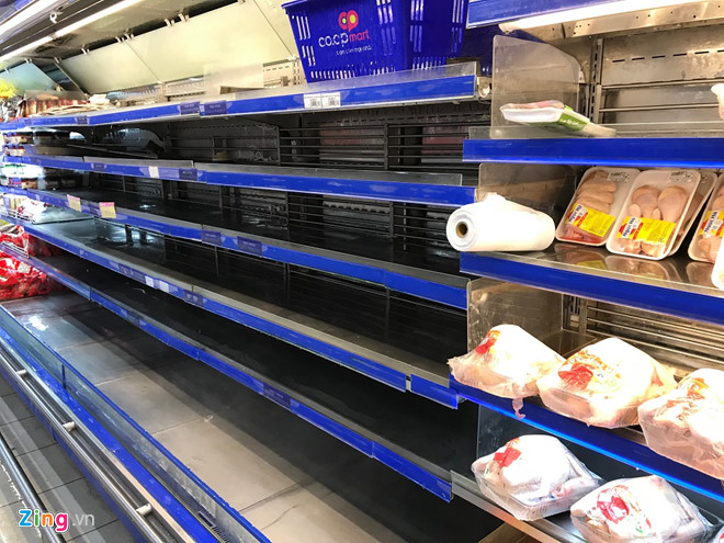 Siêu thị chưa đến giờ đóng cửa 30 Tết, người Sài Gòn đã vét sạch hàng