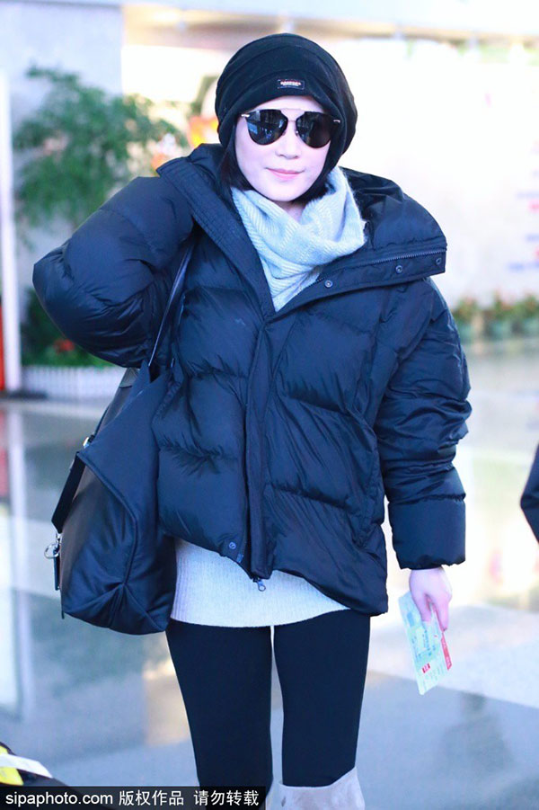 Dàn sao Cbiz ngày 30 Tết: Người hối hả tay xách nách mang về quê, kẻ vẫn vi vu du lịch khắp nơi