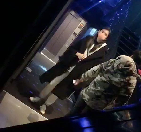 Dàn sao Cbiz ngày 30 Tết: Người hối hả tay xách nách mang về quê, kẻ vẫn vi vu du lịch khắp nơi