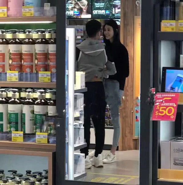 Dàn sao Cbiz ngày 30 Tết: Người hối hả tay xách nách mang về quê, kẻ vẫn vi vu du lịch khắp nơi