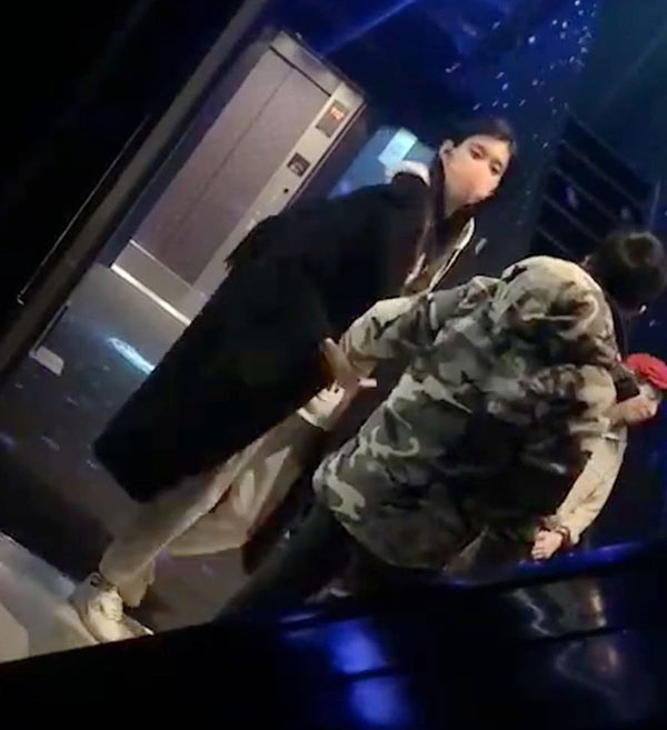 Dàn sao Cbiz ngày 30 Tết: Người hối hả tay xách nách mang về quê, kẻ vẫn vi vu du lịch khắp nơi