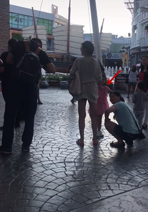 Dàn sao Cbiz ngày 30 Tết: Người hối hả tay xách nách mang về quê, kẻ vẫn vi vu du lịch khắp nơi