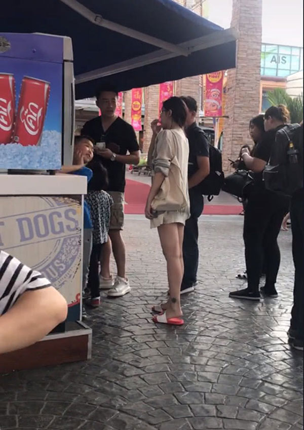 Dàn sao Cbiz ngày 30 Tết: Người hối hả tay xách nách mang về quê, kẻ vẫn vi vu du lịch khắp nơi