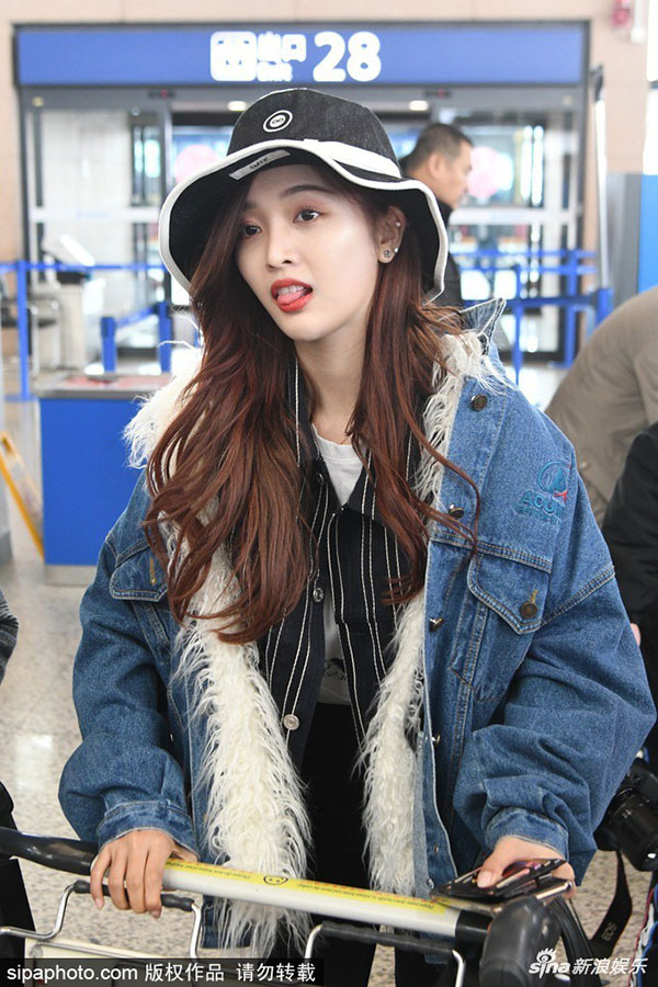 Dàn sao Cbiz ngày 30 Tết: Người hối hả tay xách nách mang về quê, kẻ vẫn vi vu du lịch khắp nơi