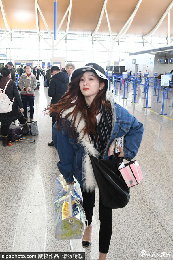 Dàn sao Cbiz ngày 30 Tết: Người hối hả tay xách nách mang về quê, kẻ vẫn vi vu du lịch khắp nơi