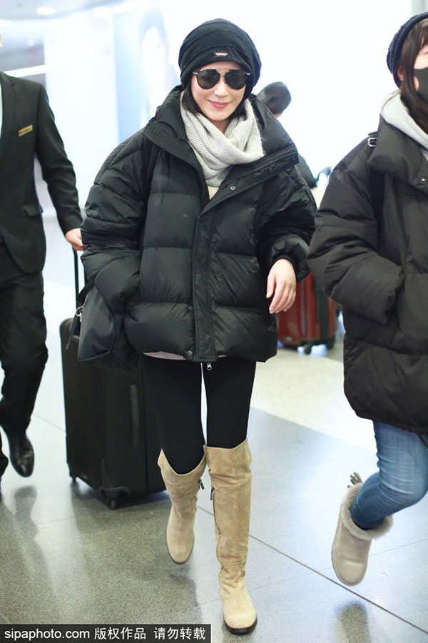 Dàn sao Cbiz ngày 30 Tết: Người hối hả tay xách nách mang về quê, kẻ vẫn vi vu du lịch khắp nơi