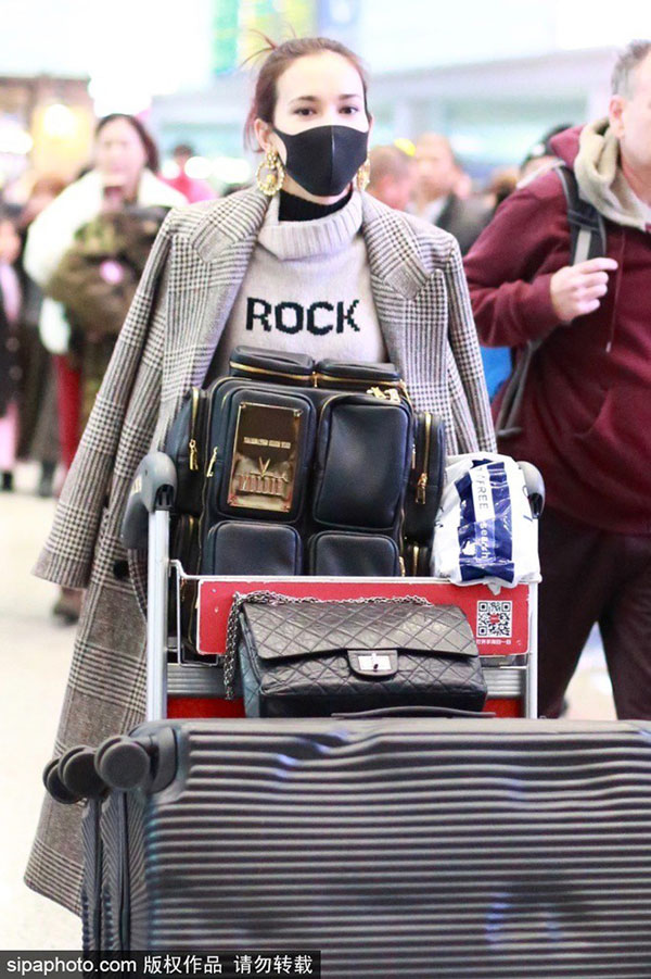 Dàn sao Cbiz ngày 30 Tết: Người hối hả tay xách nách mang về quê, kẻ vẫn vi vu du lịch khắp nơi