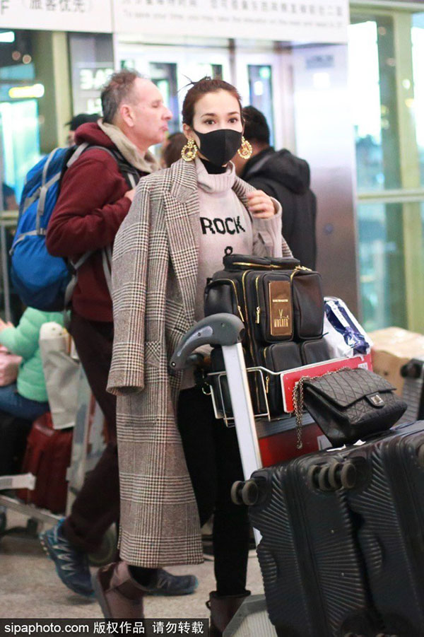 Dàn sao Cbiz ngày 30 Tết: Người hối hả tay xách nách mang về quê, kẻ vẫn vi vu du lịch khắp nơi