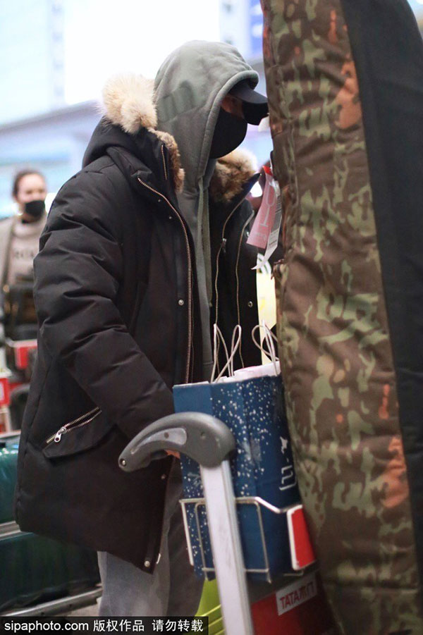 Dàn sao Cbiz ngày 30 Tết: Người hối hả tay xách nách mang về quê, kẻ vẫn vi vu du lịch khắp nơi