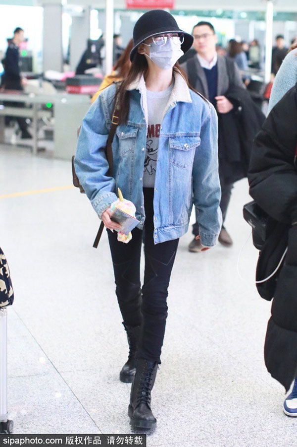 Dàn sao Cbiz ngày 30 Tết: Người hối hả tay xách nách mang về quê, kẻ vẫn vi vu du lịch khắp nơi