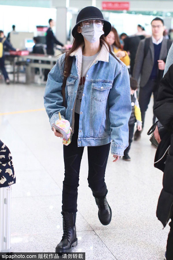 Dàn sao Cbiz ngày 30 Tết: Người hối hả tay xách nách mang về quê, kẻ vẫn vi vu du lịch khắp nơi