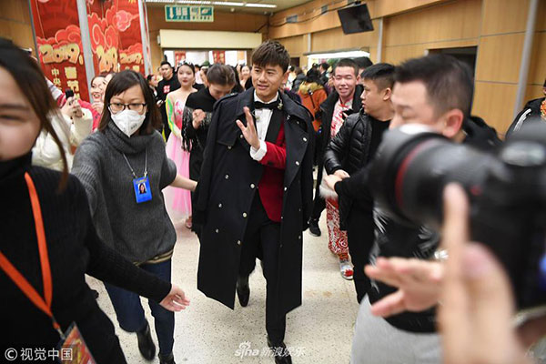 Dàn sao Cbiz ngày 30 Tết: Người hối hả tay xách nách mang về quê, kẻ vẫn vi vu du lịch khắp nơi