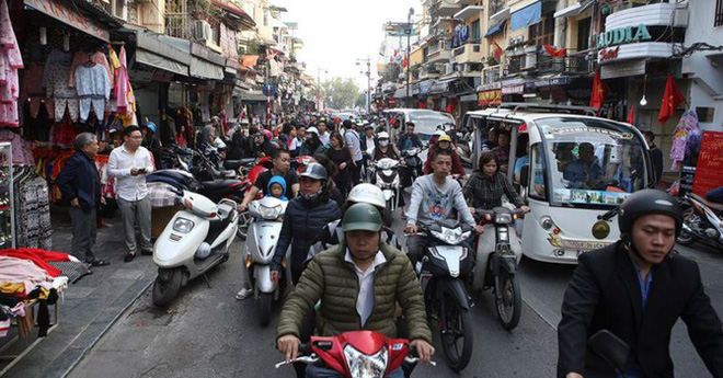 Chen chân mua hàng giảm giá ngày cuối năm trên phố cổ