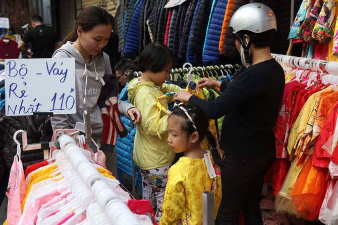 Chen chân mua hàng giảm giá ngày cuối năm trên phố cổ