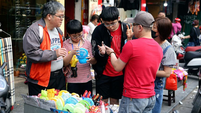 Chen chân mua hàng giảm giá ngày cuối năm trên phố cổ
