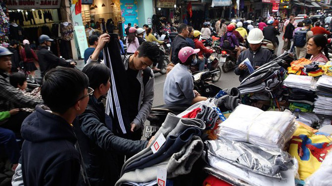 Chen chân mua hàng giảm giá ngày cuối năm trên phố cổ