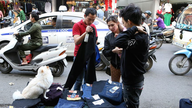 Chen chân mua hàng giảm giá ngày cuối năm trên phố cổ