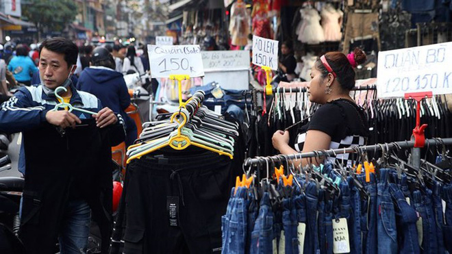 Chen chân mua hàng giảm giá ngày cuối năm trên phố cổ