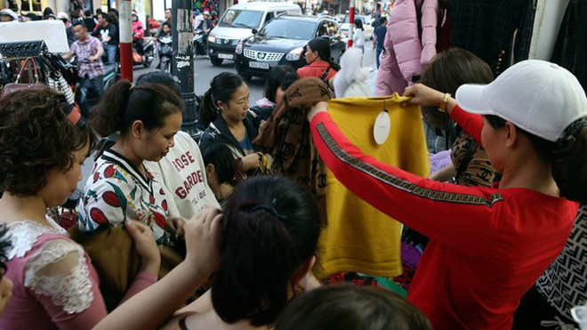 Chen chân mua hàng giảm giá ngày cuối năm trên phố cổ