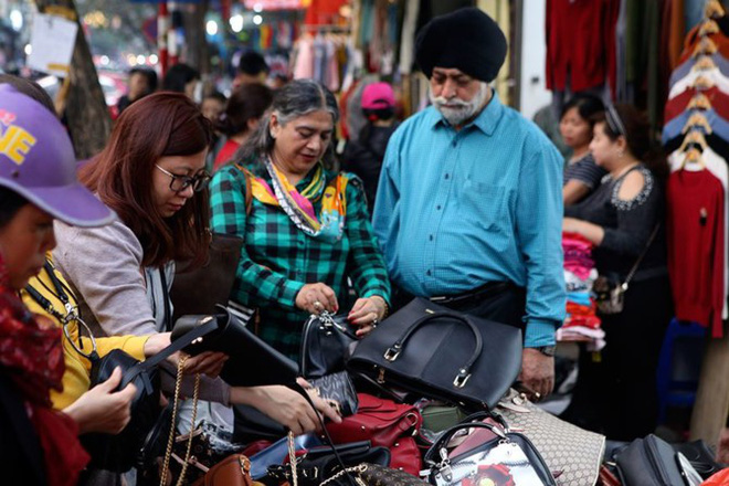 Chen chân mua hàng giảm giá ngày cuối năm trên phố cổ
