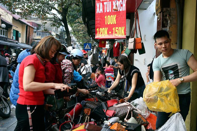 Chen chân mua hàng giảm giá ngày cuối năm trên phố cổ