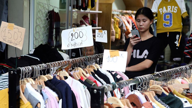 Chen chân mua hàng giảm giá ngày cuối năm trên phố cổ