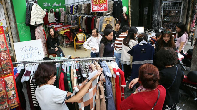 Chen chân mua hàng giảm giá ngày cuối năm trên phố cổ