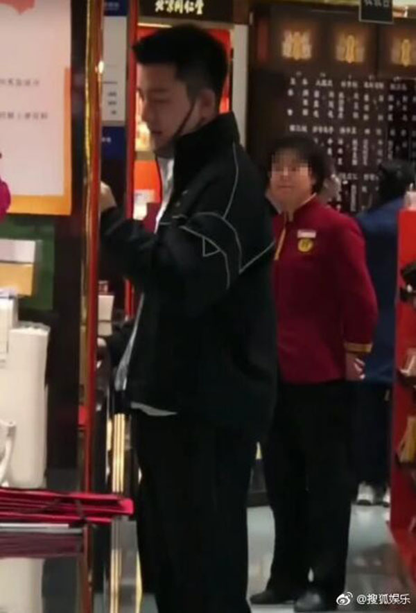 Ngỡ tưởng đã tái hợp với Lý Tiểu Lộ, Giả Nãi Lượng vẫn lẻ loi một mình đi sắm đồ Tết