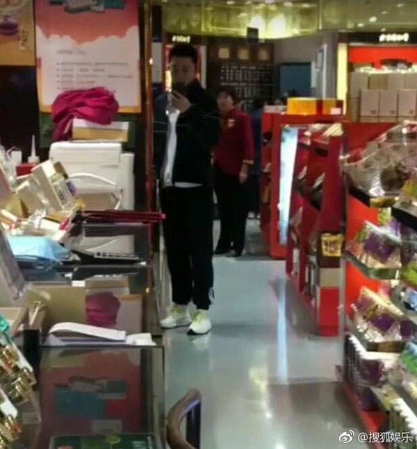 Ngỡ tưởng đã tái hợp với Lý Tiểu Lộ, Giả Nãi Lượng vẫn lẻ loi một mình đi sắm đồ Tết