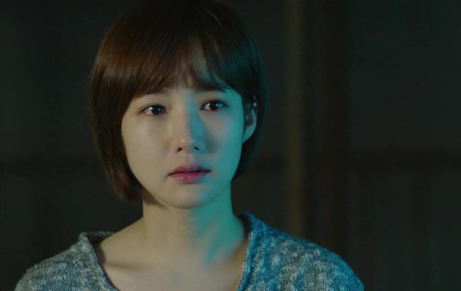 Dọn nhà đón Tết, nàng dâu chết điếng khi thấy sấp ảnh cũ và bí mật động trời cả gia đình che giấu bấy lâu