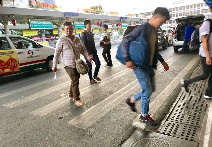 Sân bay Tân Sơn Nhất vắng lạ thường sáng 30 Tết