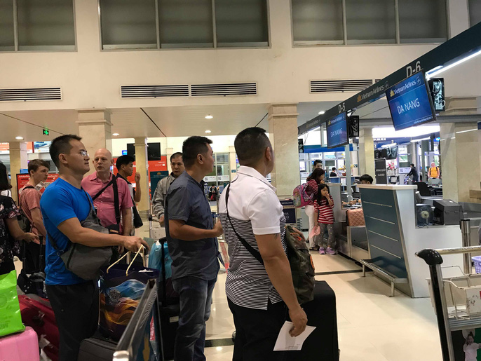 Sân bay Tân Sơn Nhất vắng lạ thường sáng 30 Tết