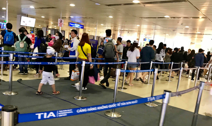 Sân bay Tân Sơn Nhất vắng lạ thường sáng 30 Tết