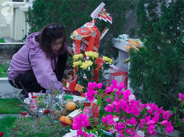 Người dân nô nức tảo mộ mời tổ tiên về đón Tết cùng gia đình ngày 30 Tết