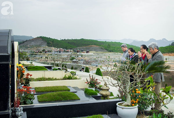 Người dân nô nức tảo mộ mời tổ tiên về đón Tết cùng gia đình ngày 30 Tết