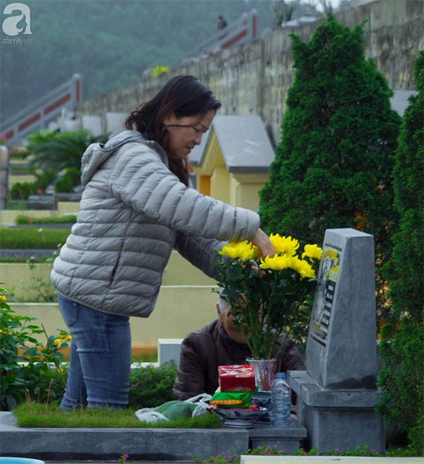 Người dân nô nức tảo mộ mời tổ tiên về đón Tết cùng gia đình ngày 30 Tết