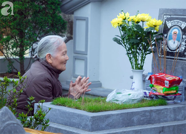 Người dân nô nức tảo mộ mời tổ tiên về đón Tết cùng gia đình ngày 30 Tết