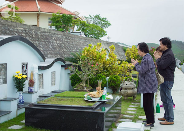 Người dân nô nức tảo mộ mời tổ tiên về đón Tết cùng gia đình ngày 30 Tết