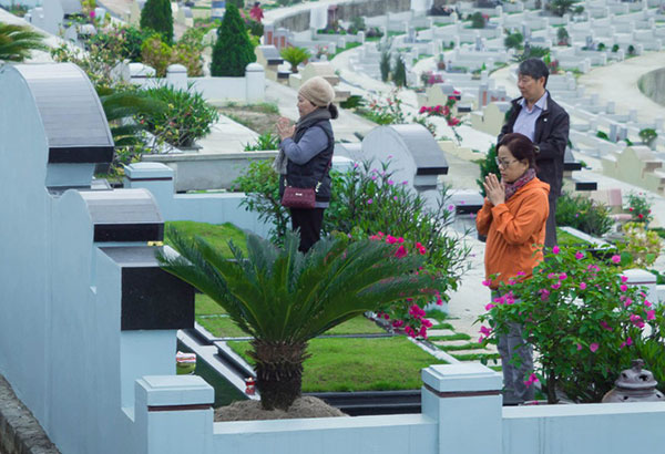 Người dân nô nức tảo mộ mời tổ tiên về đón Tết cùng gia đình ngày 30 Tết