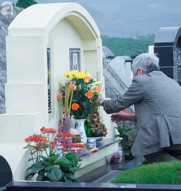 Người dân nô nức tảo mộ mời tổ tiên về đón Tết cùng gia đình ngày 30 Tết