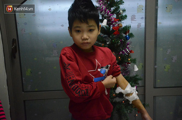 Xót lòng những đứa trẻ phải đón tết trước cổng bệnh viện ở Hà Nội: Nhắc đến quê nhà lại ứa nước mắt vì nhớ